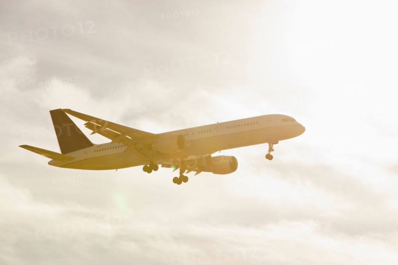 Commercial jet flying through air. Photo: Mike Kemp