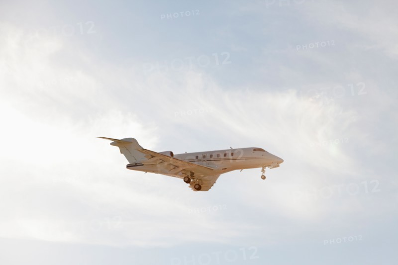 Private leer jet flying through air. Photo : Mike Kemp