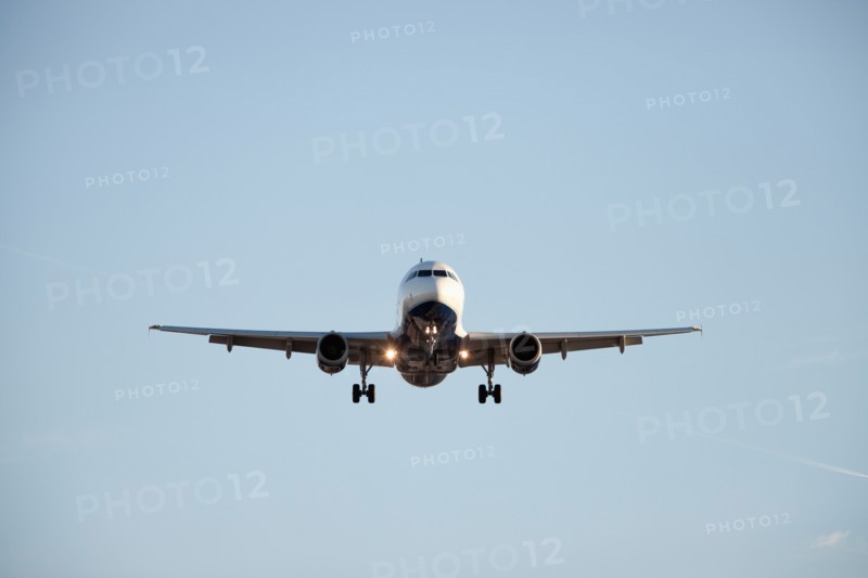 Commercial jet airliner flying towards camera. Photo: Mike Kemp