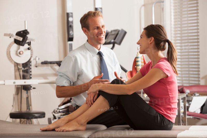 Physical therapist consulting with patient. Photo : Mike Kemp