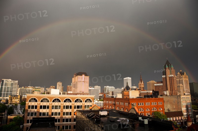 Rainbow over downtown Milwaukee. Photo : Henryk Sadura