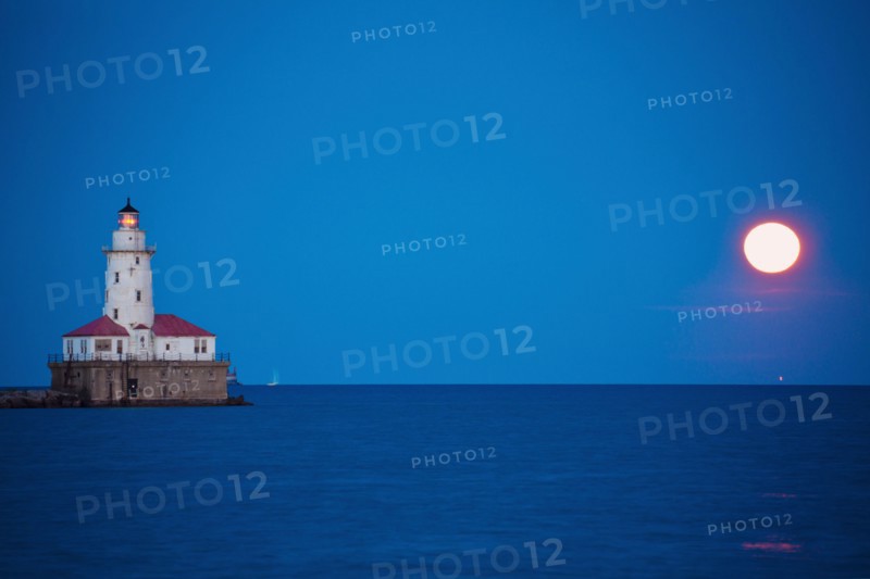Lake Michigan, Lighthouse and full moon. Photo : Henryk Sadura