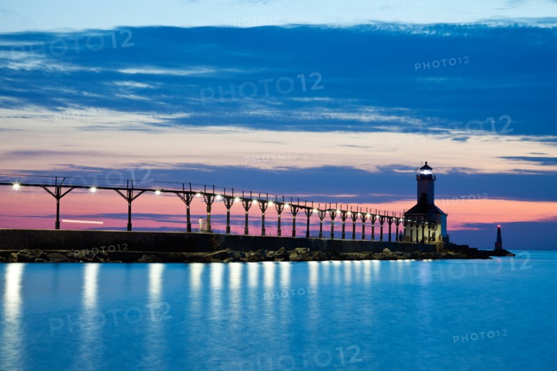 Michigan City Lighthouse at sunset. Photo : Henryk Sadura