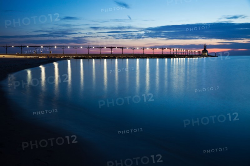 Michigan City Lighthouse at sunset. Photo : Henryk Sadura