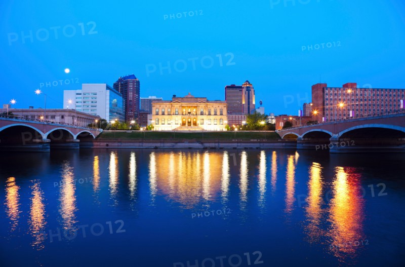 Morning in Des Moines, Skyline of city.. Photo : Henryk Sadura
