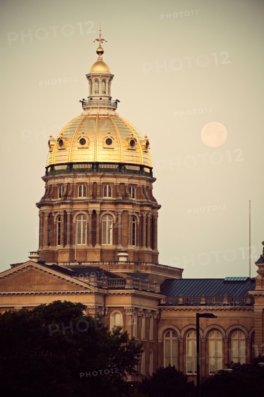 Entrance to State Capitol Building. Photo: Henryk Sadura