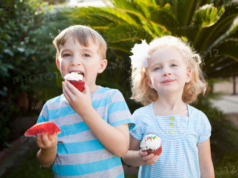 Girl and boy eating cupcakes. Photo : Jessica Peterson