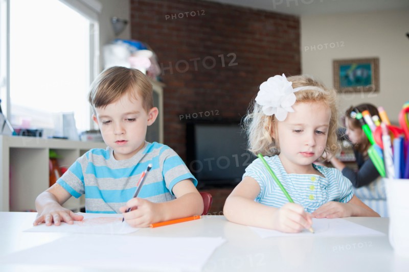 Girl and boy drawing in living room. Photo : Jessica Peterson