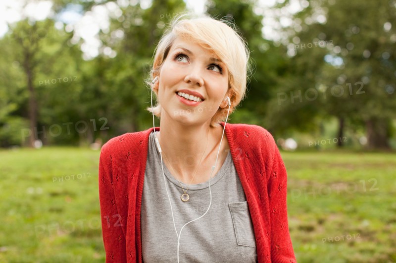 Portrait of smiling woman listening to music. Photo : Jessica Peterson