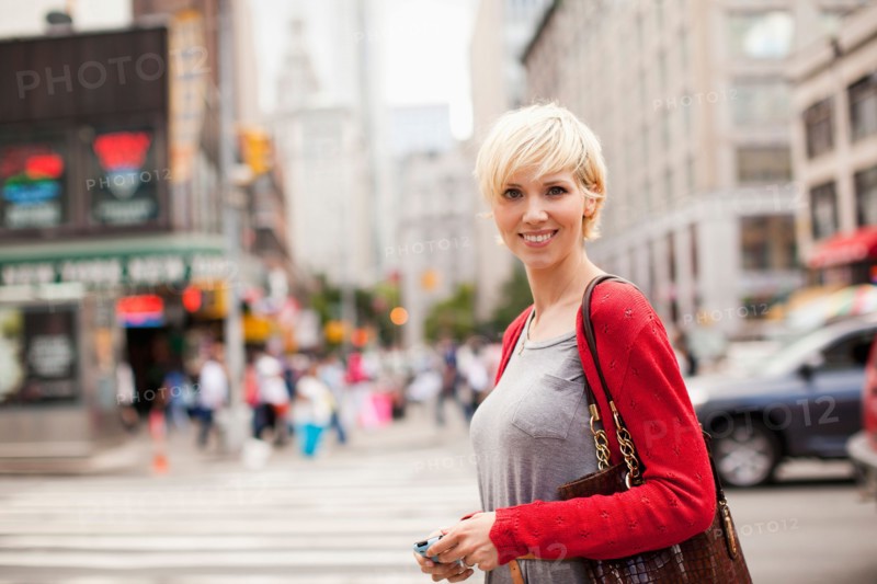 Portrait of woman on street. Photo : Jessica Peterson