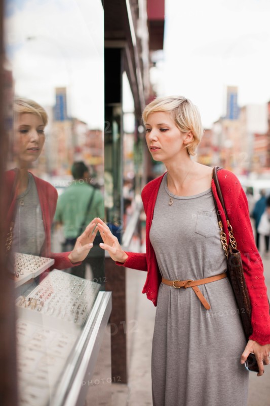 Woman looking at shop display. Photo : Jessica Peterson