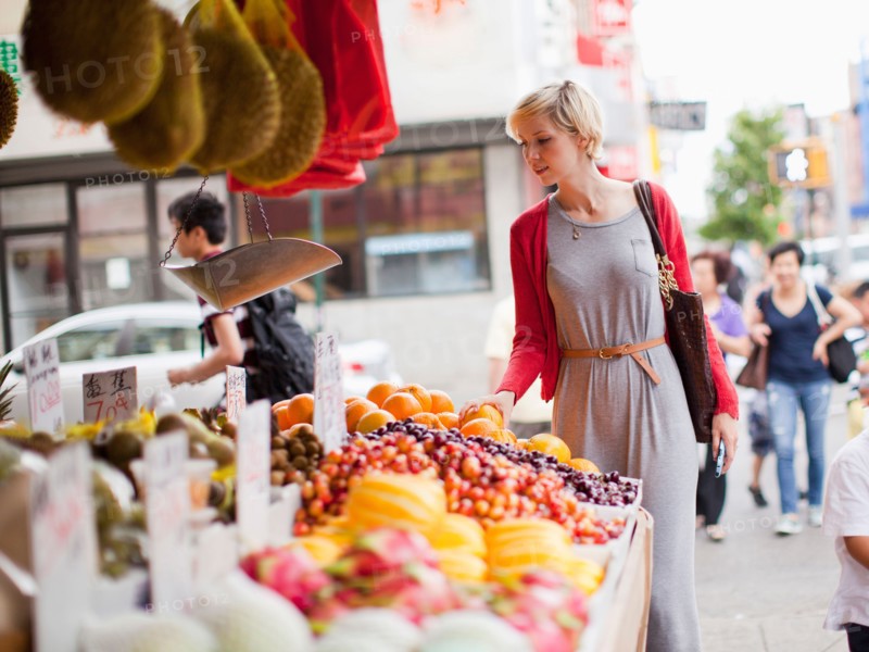 Woman looking at fresh friuts at street market. Photo : Jessica Peterson