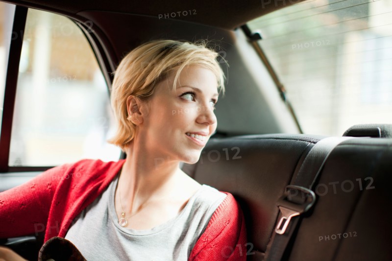 Woman sitting in back seat of car. Photo : Jessica Peterson