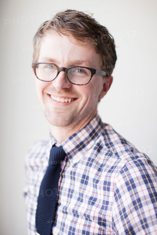 Studio Shot, portrait of young man smiling. Photo : Jessica Peterson