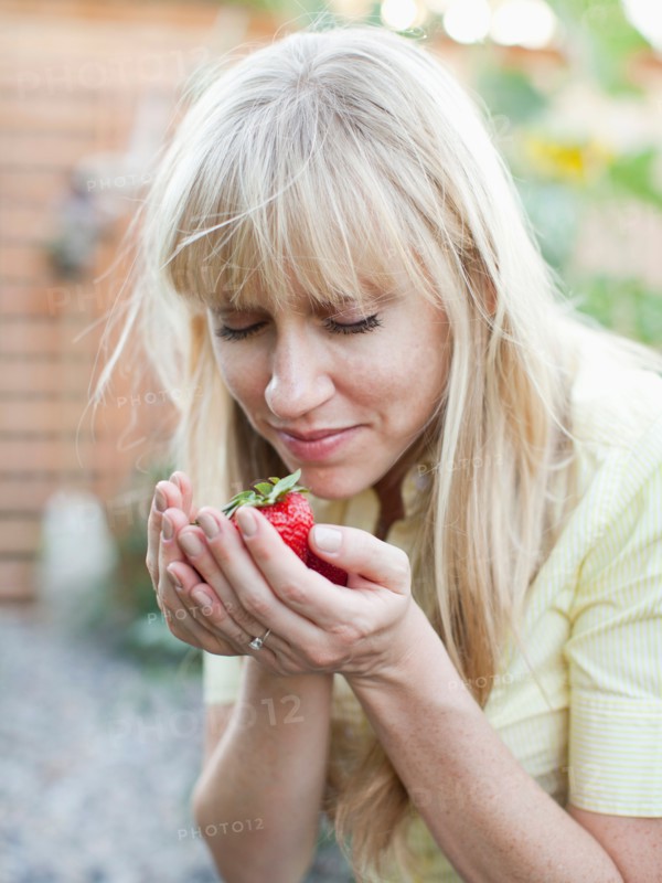 Woman with strawberries. Photo : Jessica Peterson