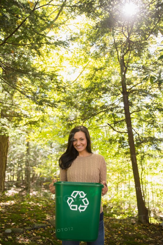 Woman holding recycling bin. Photo : Jamie Grill