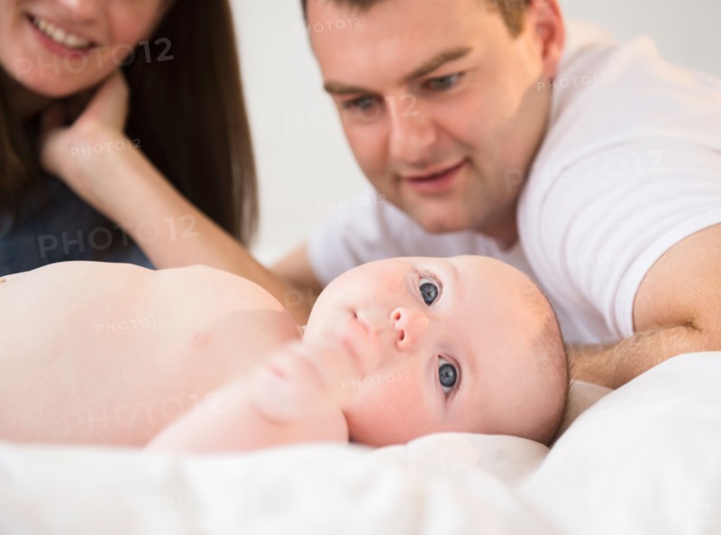Baby boy (2-5 months) and parents. Photo : Jamie Grill