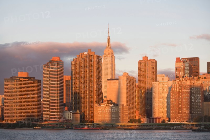 Skyline with Empire State Building at sunset. Photo : Alan Schein
