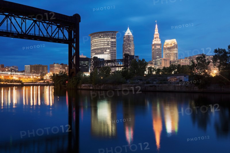 City skyline at dusk. Photo : Henryk Sadura