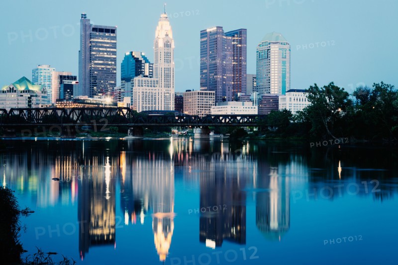 City skyline at dusk. Photo : Henryk Sadura