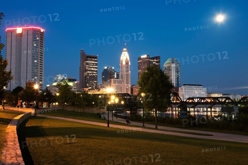 City skyline at dusk. Photo : Henryk Sadura