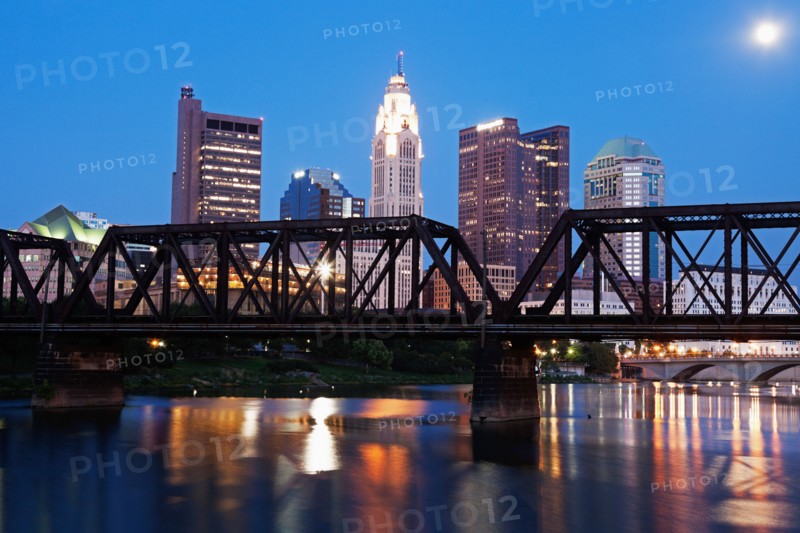City skyline at dusk. Photo : Henryk Sadura