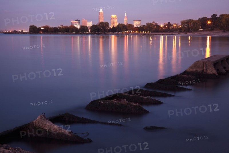 City skyline at dusk. Photo : Henryk Sadura