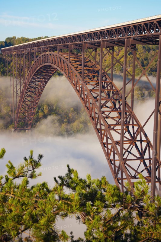 Bridge in fog. Photo : Henryk Sadura