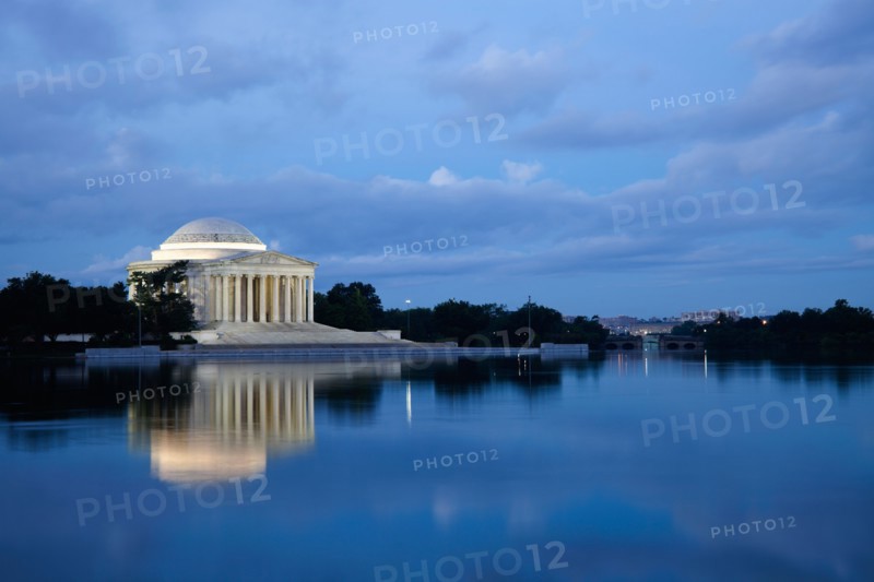 Thomas Jefferson Memorial at dusk. Photo : Henryk Sadura