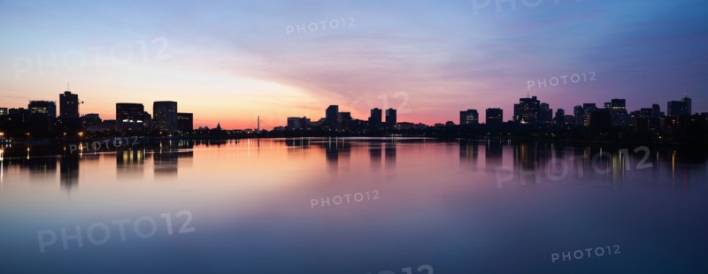 Silhouette of city at dusk. Photo: Henryk Sadura