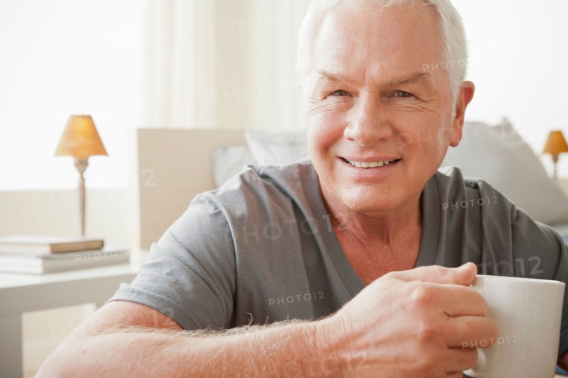 Senior man holding mug. Photo : Rob Lewine