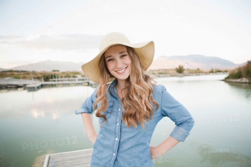 Portrait of young woman wearing hat. Photo : Jessica Peterson
