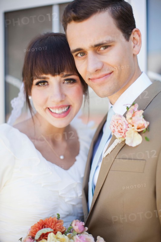 Portrait of young bride and groom. Photo : Jessica Peterson