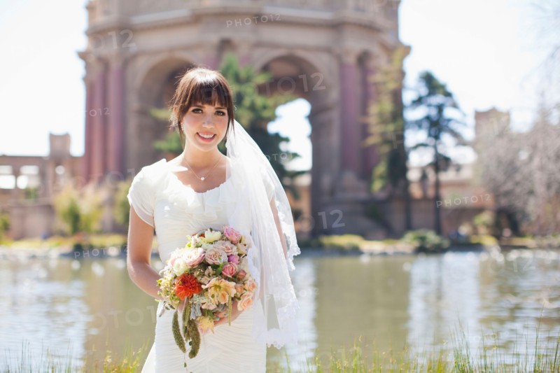 Portrait of young bride in park. Photo : Jessica Peterson