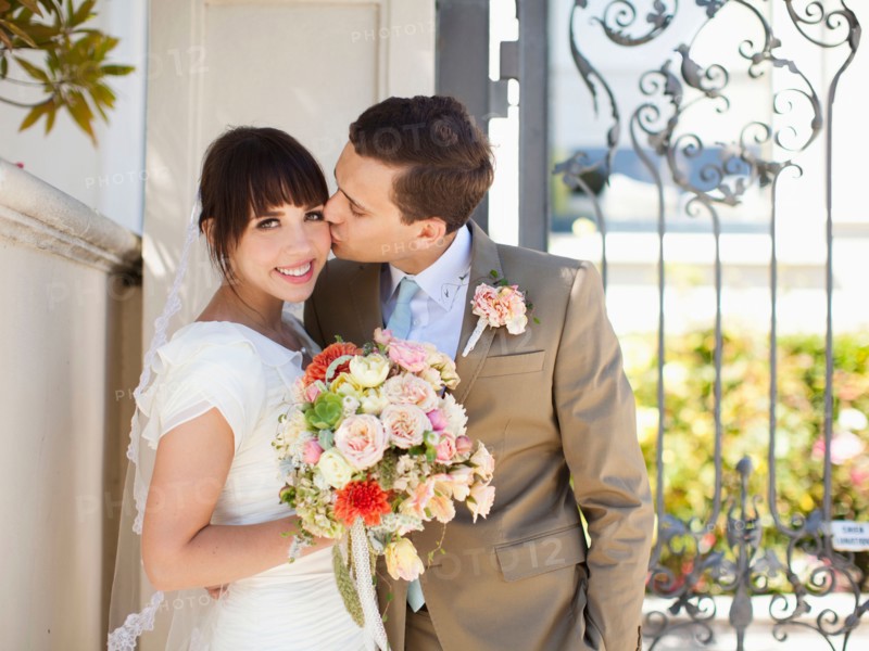Portrait of young bride and groom. Photo : Jessica Peterson
