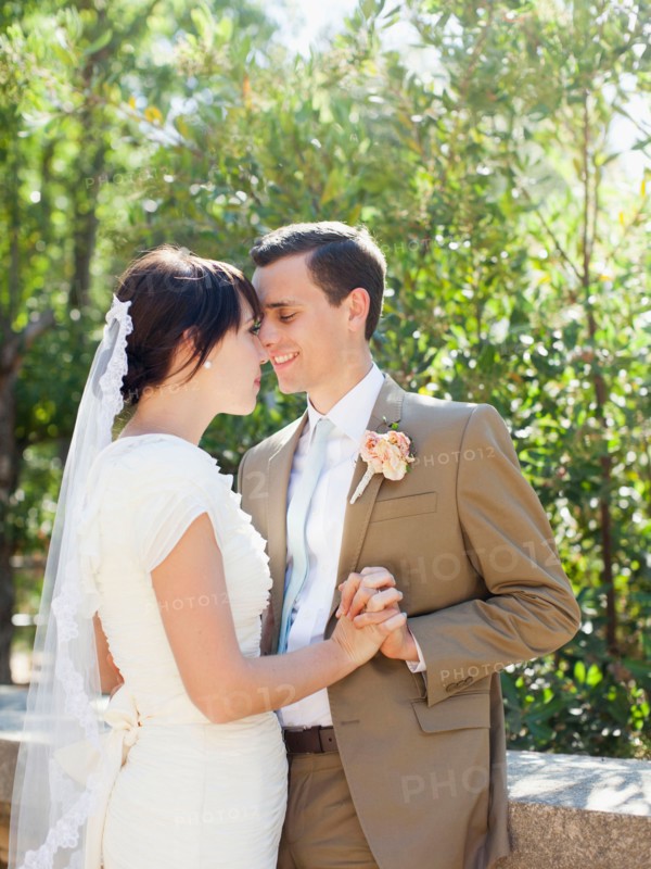 Bride and groom embracing in park. Photo : Jessica Peterson