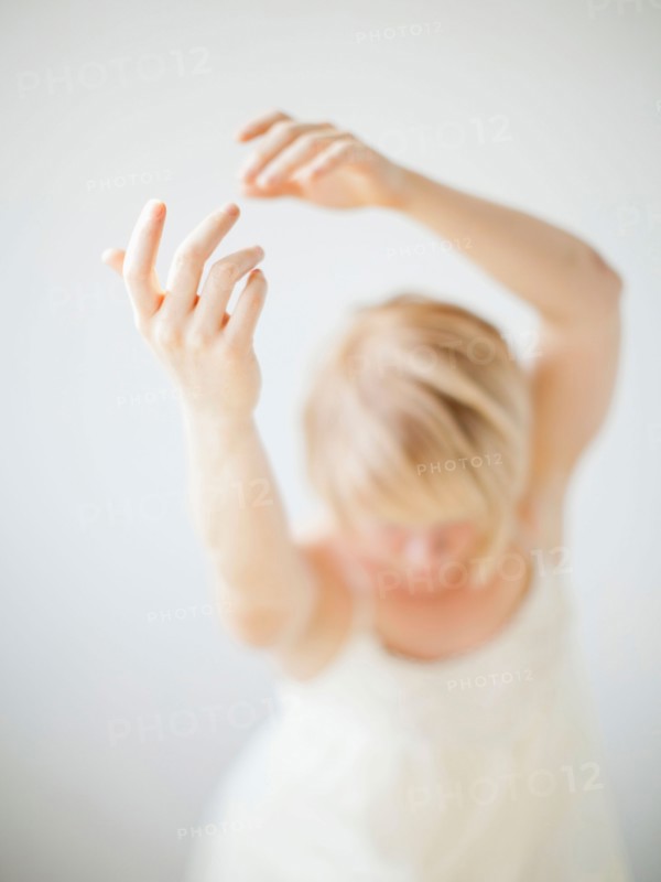 Studio Shot of dancing woman. Photo : Jessica Peterson