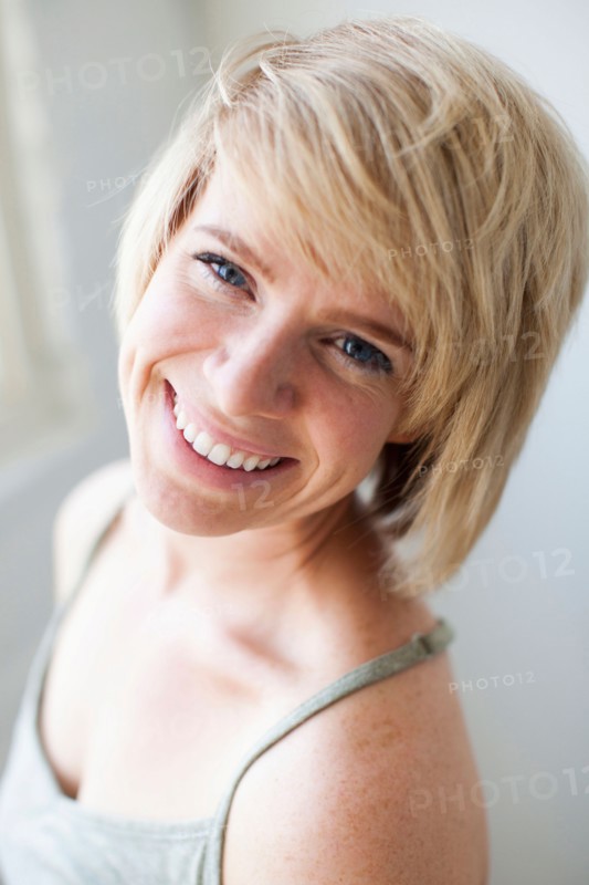 Studio portrait of smiling woman. Photo : Jessica Peterson