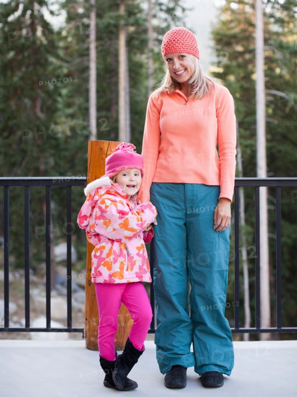Portrait of mother and daughter (4-5) standing outdoors. Photo : Jessica Peterson