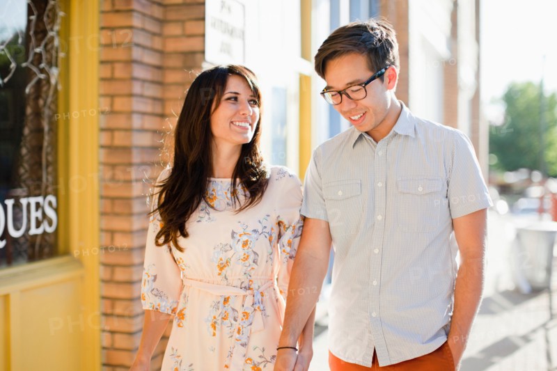 Couple walking on sidewalk. Photo : Jessica Peterson