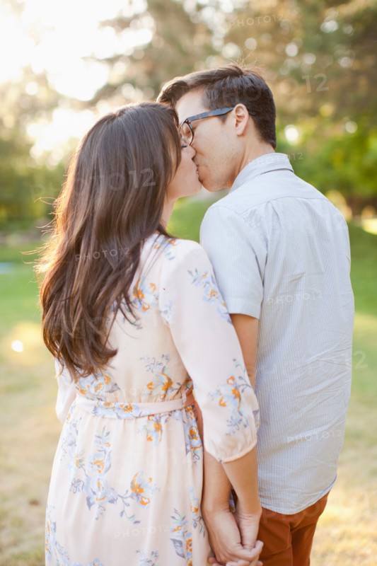 Couple kissing in park. Photo : Jessica Peterson