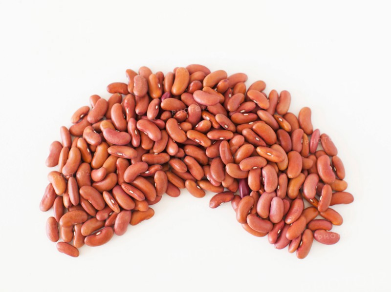 Kidney beans on white background. Photo : Jessica Peterson
