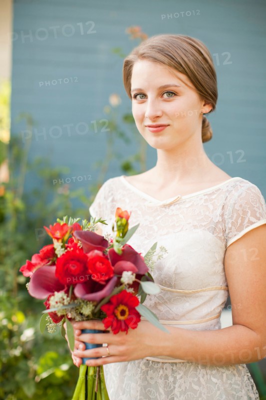 Portrait of bride holding bouquet. Photo : Jessica Peterson