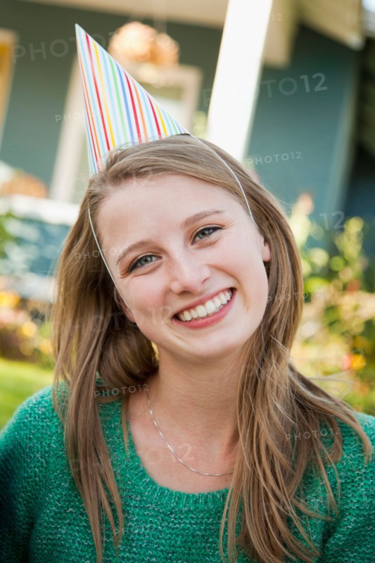Portrait of young woman in party hat. Photo : Jessica Peterson