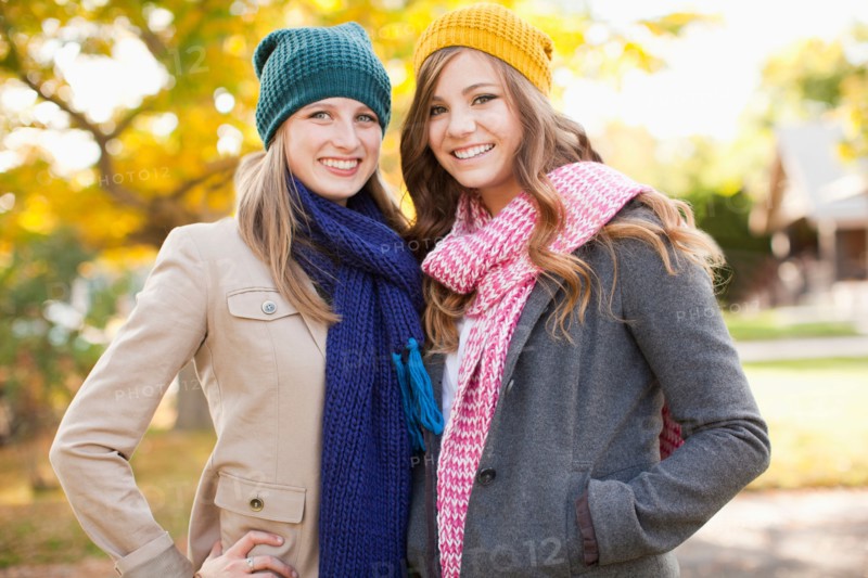 Portrait of two young women wearing hats and scarves. Photo : Jessica Peterson