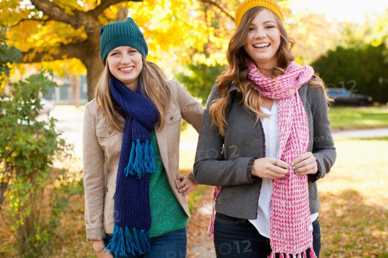 Portrait of two walking young women wearing hats and scarves. Photo : Jessica Peterson