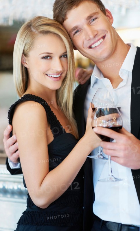 Couple drinking wine in restaurant