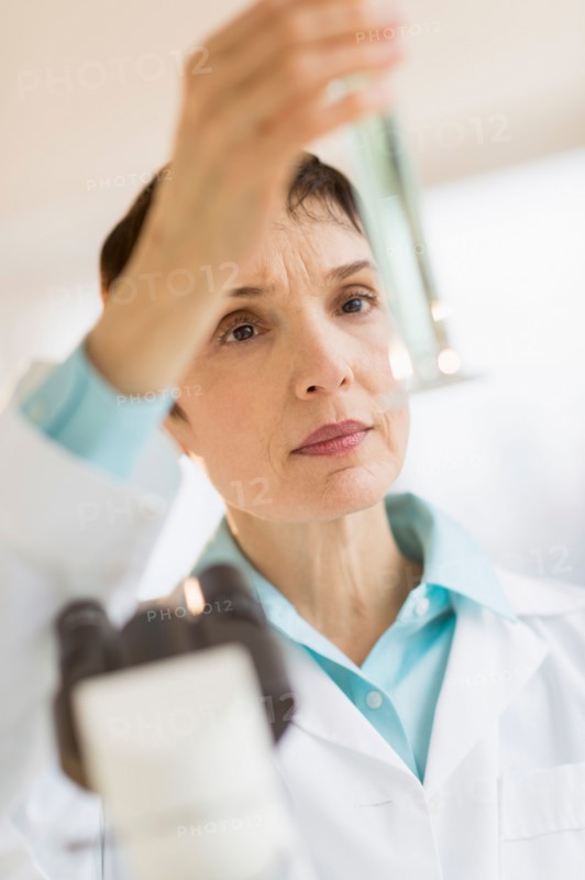 Woman working in laboratory.
