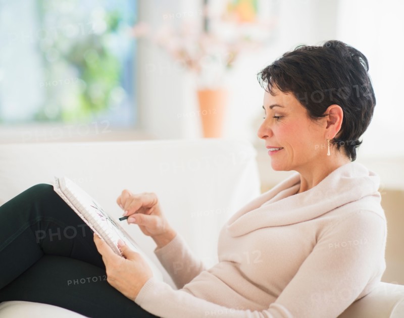Portrait of mature woman drawing