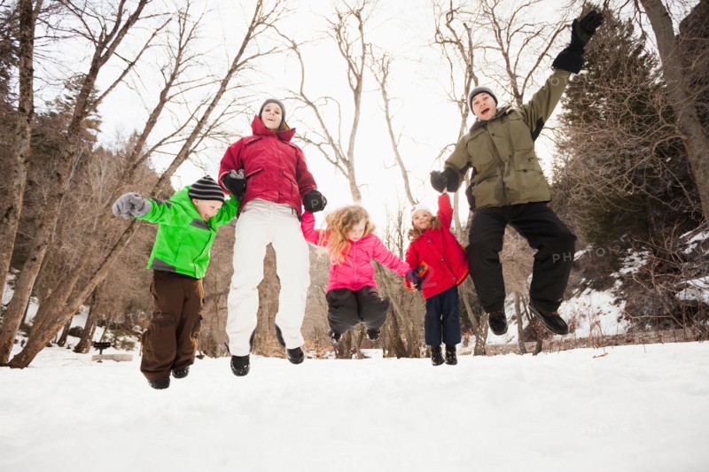 Three children (2-3, 4-5) with parents during stroll